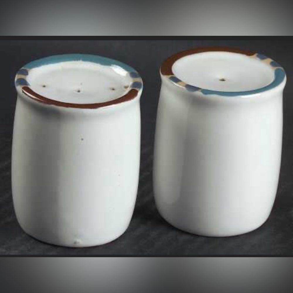 Dansk Mesa White Sand Salt & Pepper excellent Condition. No chips or cracks.